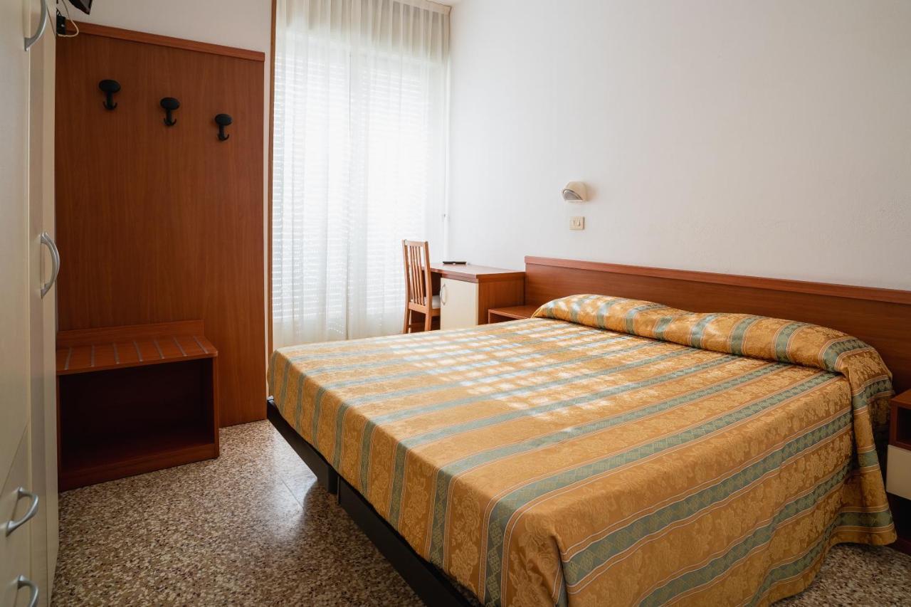 Happy Hotel