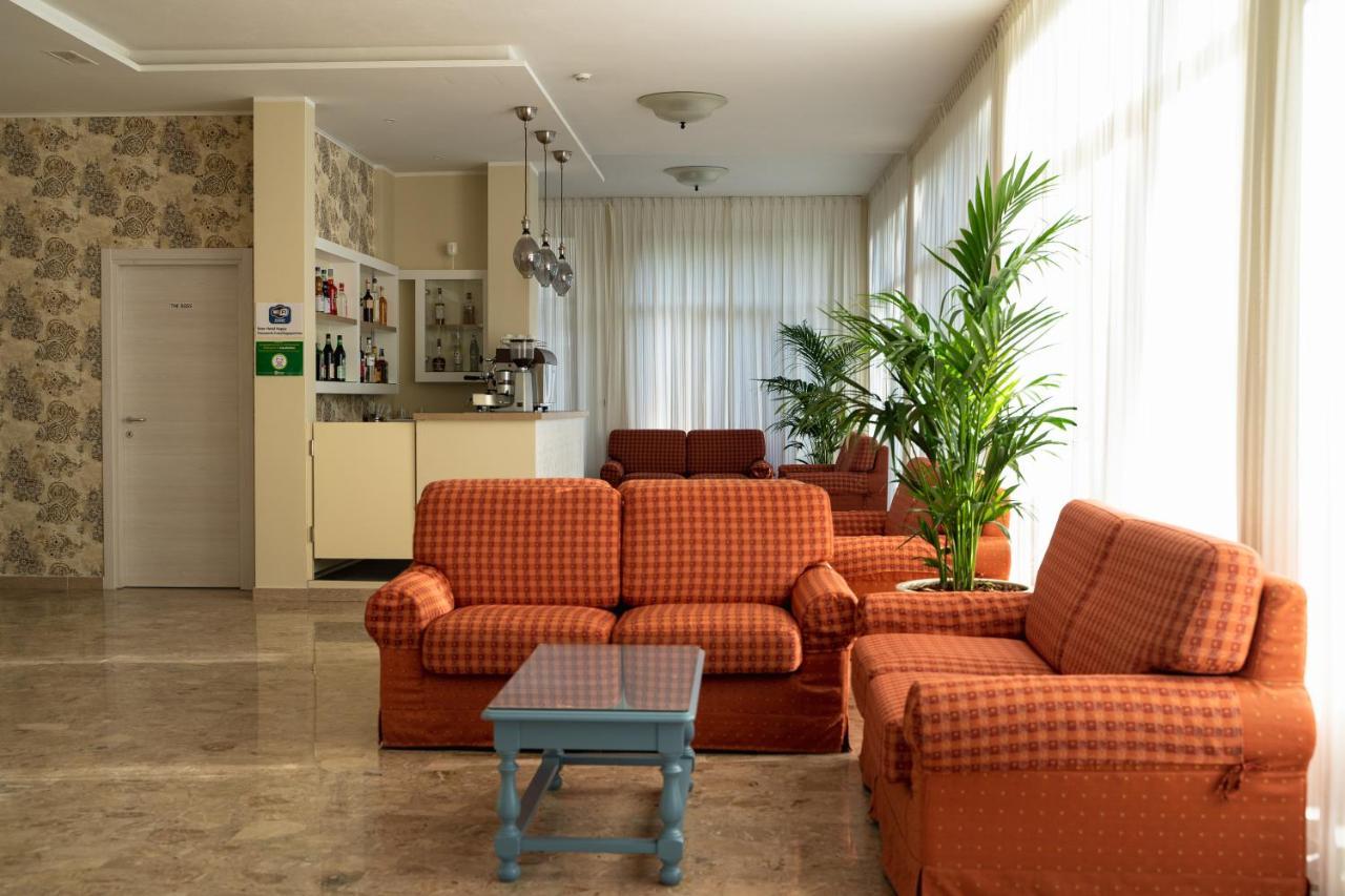 Happy Hotel *